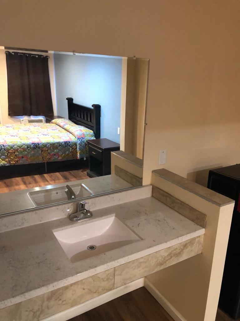 Star Motel Norwalk Bagian luar foto